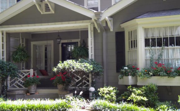 Featured image of post Landscaping Ideas For Front Of House With Porch / If your house has a front yard, make sure it&#039;s neat and green by following a lawn maintenance calendar.