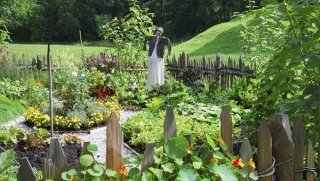 small vegetable garden design ideas wooden fence scarecrow